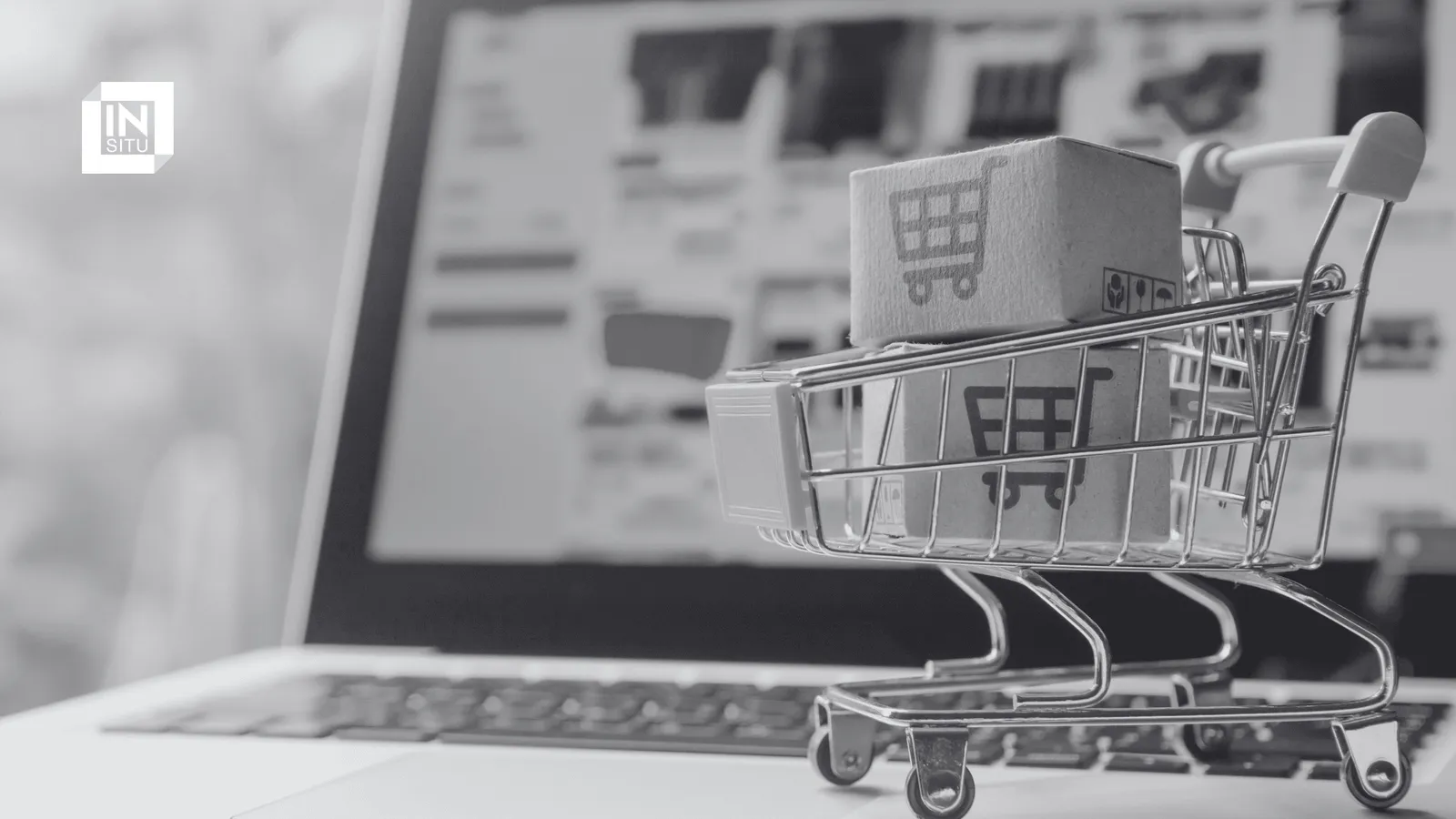 carro de compras en miniatura sobre un computador